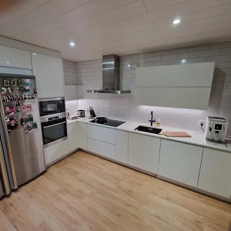 Huoneisto Spacious 200 M2 House *
