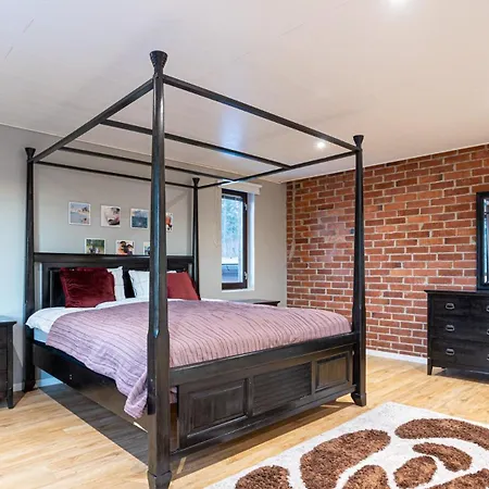 Huoneisto Spacious 200 M2 House